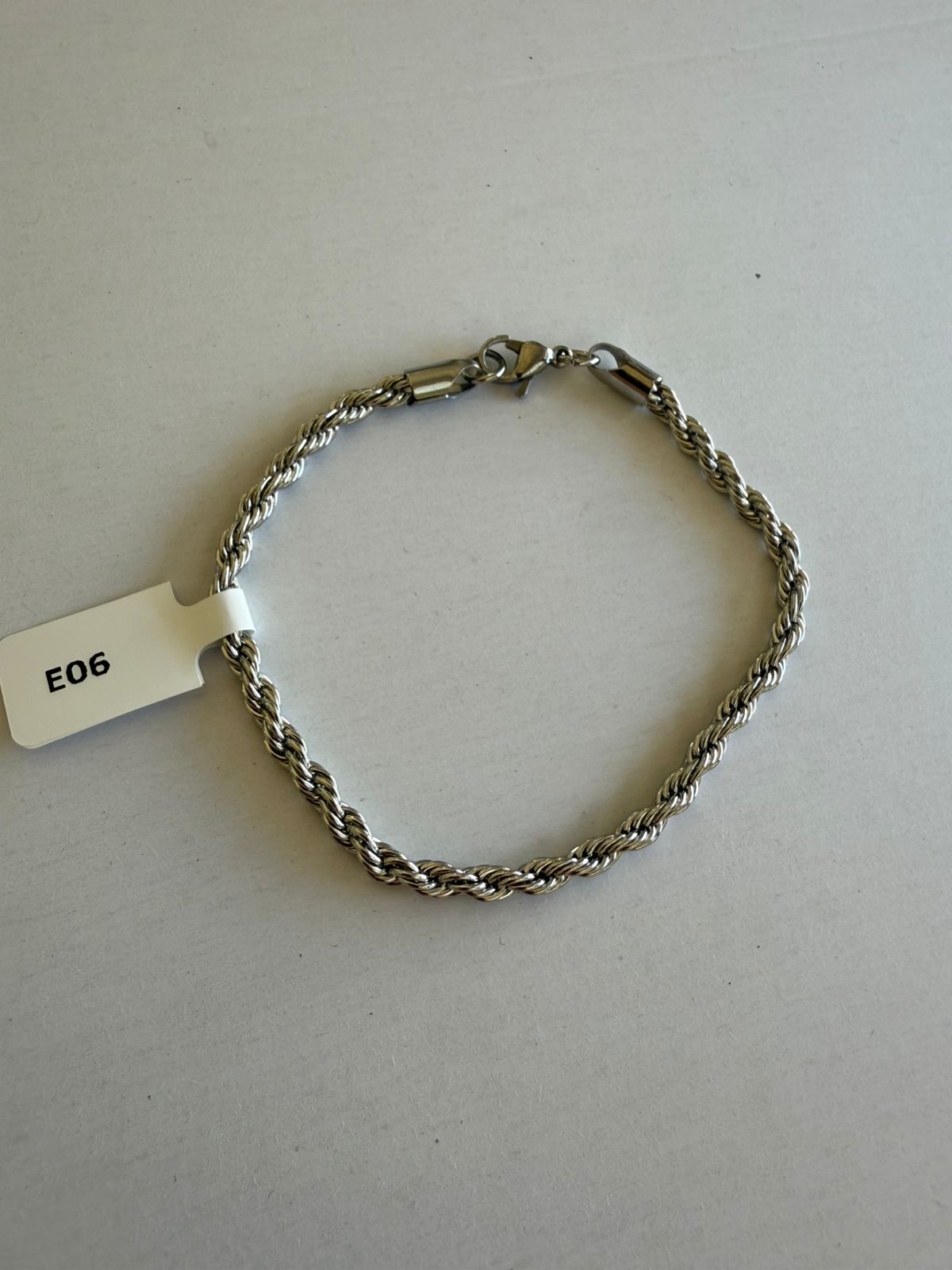 K08 - Pulsera torzal delgado. Color plateado. Unisex. Acero inoxidable.