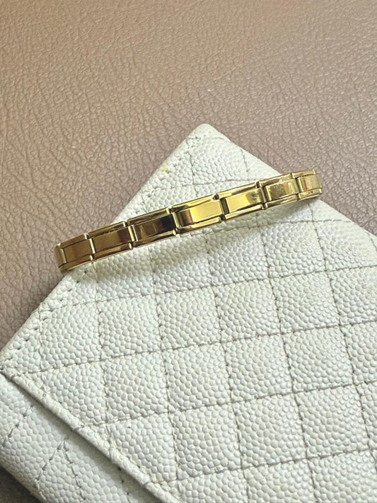 E07 - Pulsera Italiana. Eslabón Rectangular Alargado. Color Dorado. Acero Inoxidable.