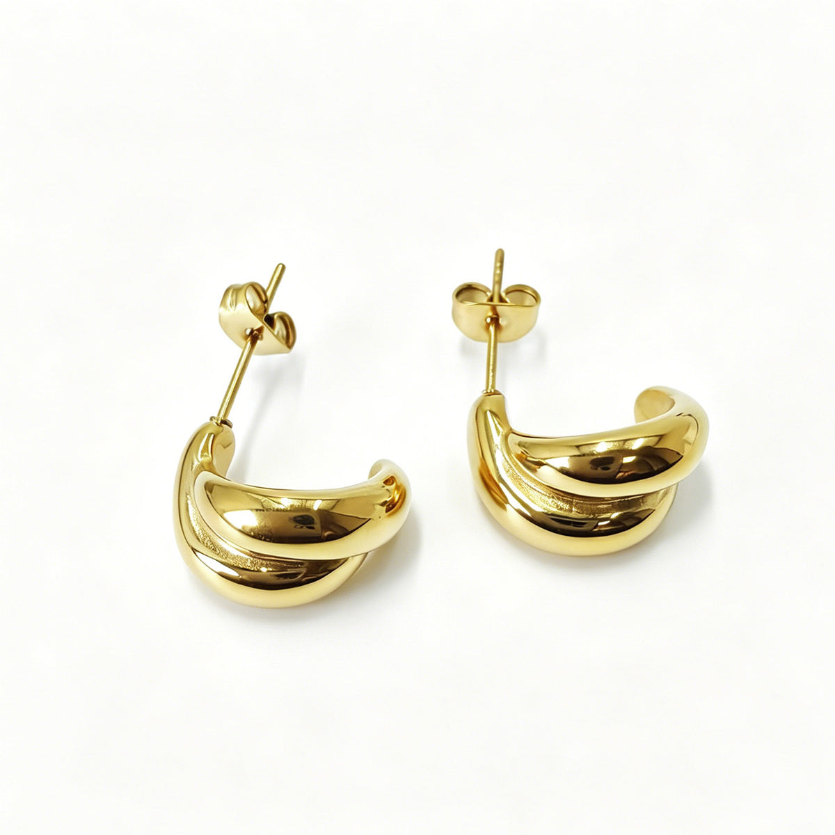 E08 - Arracada entrelazada. Color dorado. Acero inoxidable.