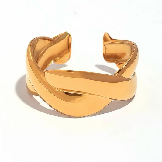 E12 - Anillo entrelazado, ajustable. Color dorado. Acero inoxidable.