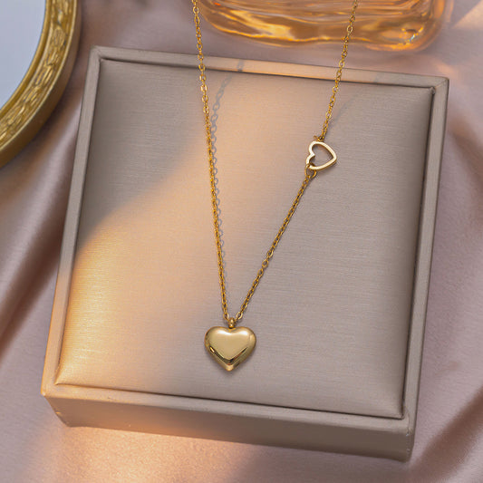 Collar con dije de corazón y mini dije lateral. Color dorado. Acero inoxidable.
