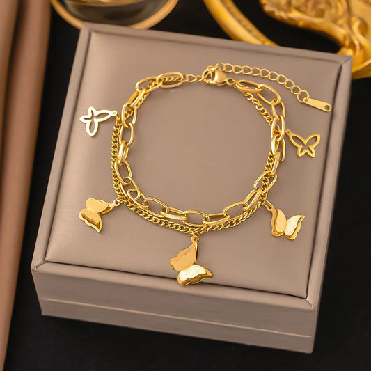 Pulsera con dijes de mariposas. Color dorado. Acero inoxidable.