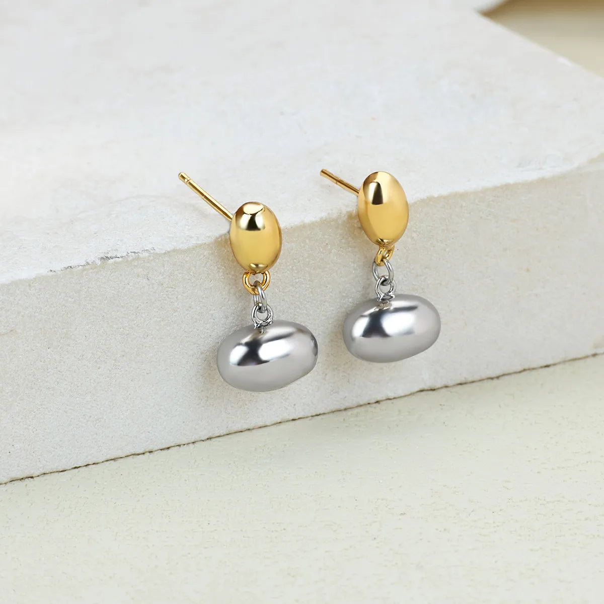 E15 - Aretes de óvalos, chicos. Color dorado y plateado. Acero inoxidable.