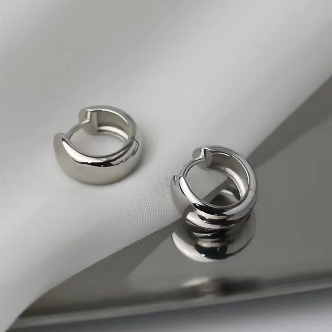 E17 - Arracadas clásicas gruesas. Color plateado. Acero inoxidable.