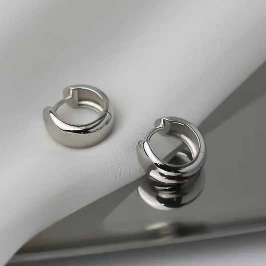 E17 - Arracadas clásicas gruesas. Color plateado. Acero inoxidable.