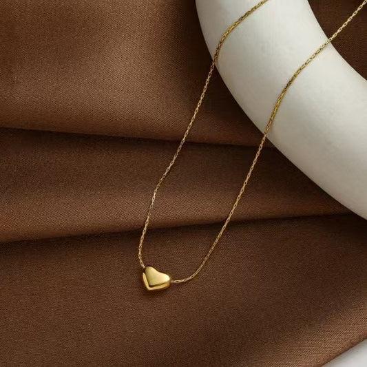Collar sencillo con dije de corazón. Color dorado. Acero inoxidable.