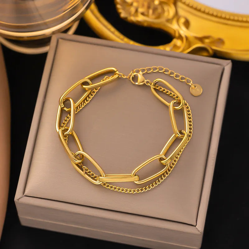 Pulsera doble. Color dorado. Acero inoxidable.