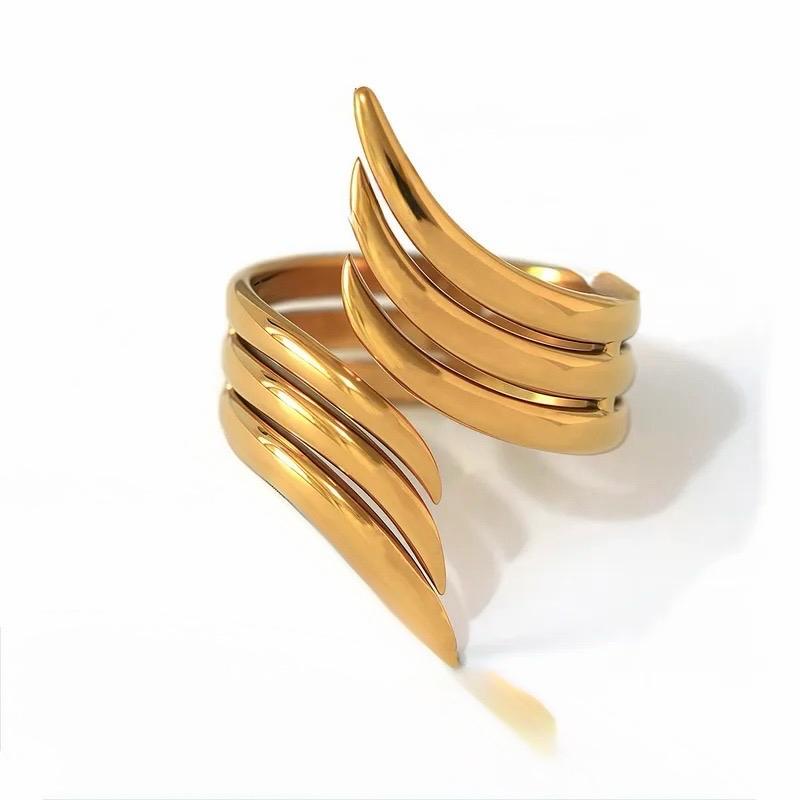E24 - Anillo líneas, ajustable. Color dorado. Acero inoxidable.