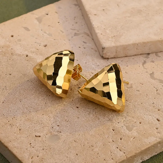 F03 - Aretes medianos tríangulos con textura. Color dorado. Bisutería.