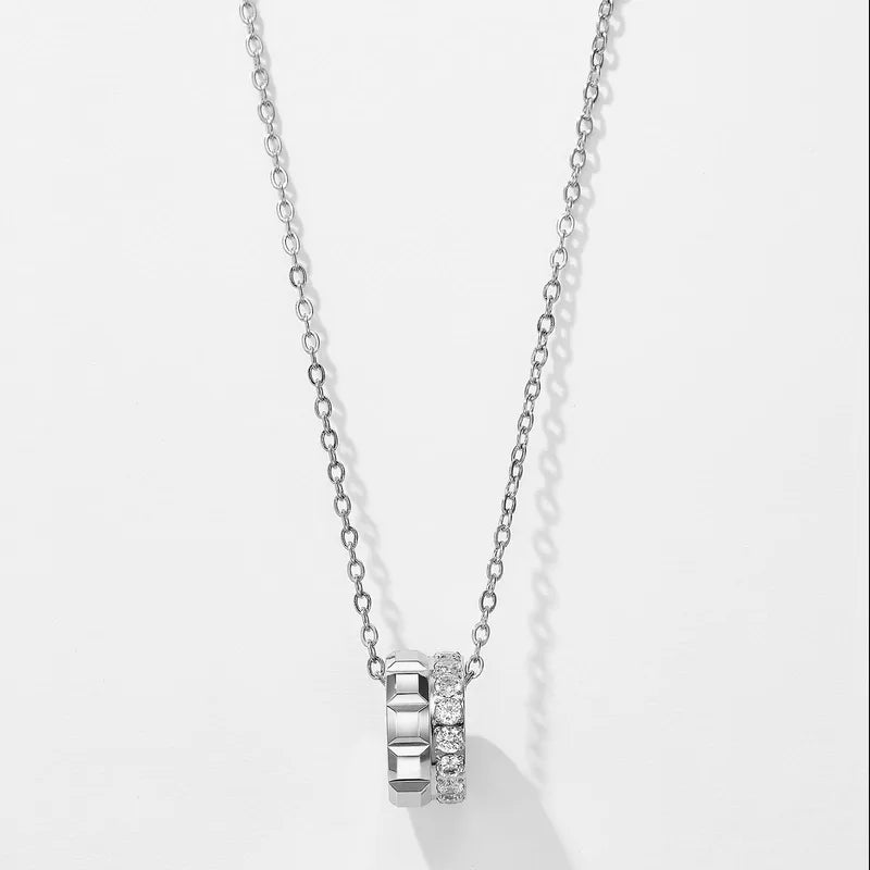 F04 - Collar dije con circonias. Color plateado. Acero inoxidable.