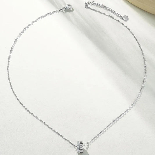 F04 - Collar dije con circonias. Color plateado. Acero inoxidable.