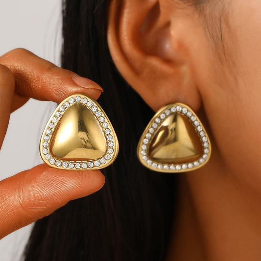 Aretes medianos de triángulo con contorno con circonias. Color dorado. Acero inoxidable.