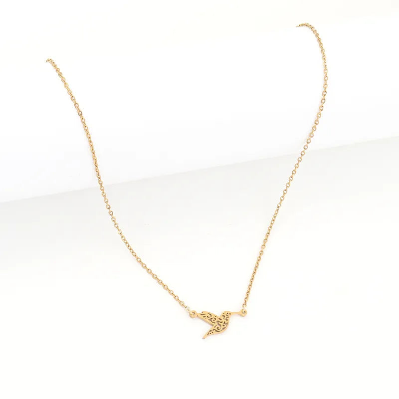 F12 - Collar con dije de colibrí. Color dorado. Acero inoxidable.