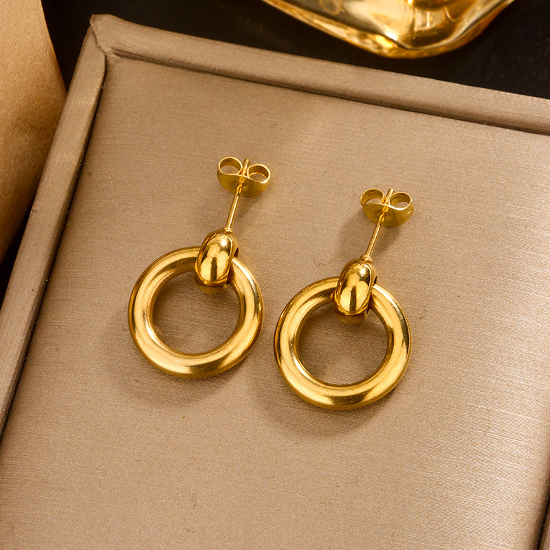 Aretes de círculo. Color dorado. Acero inoxidable.