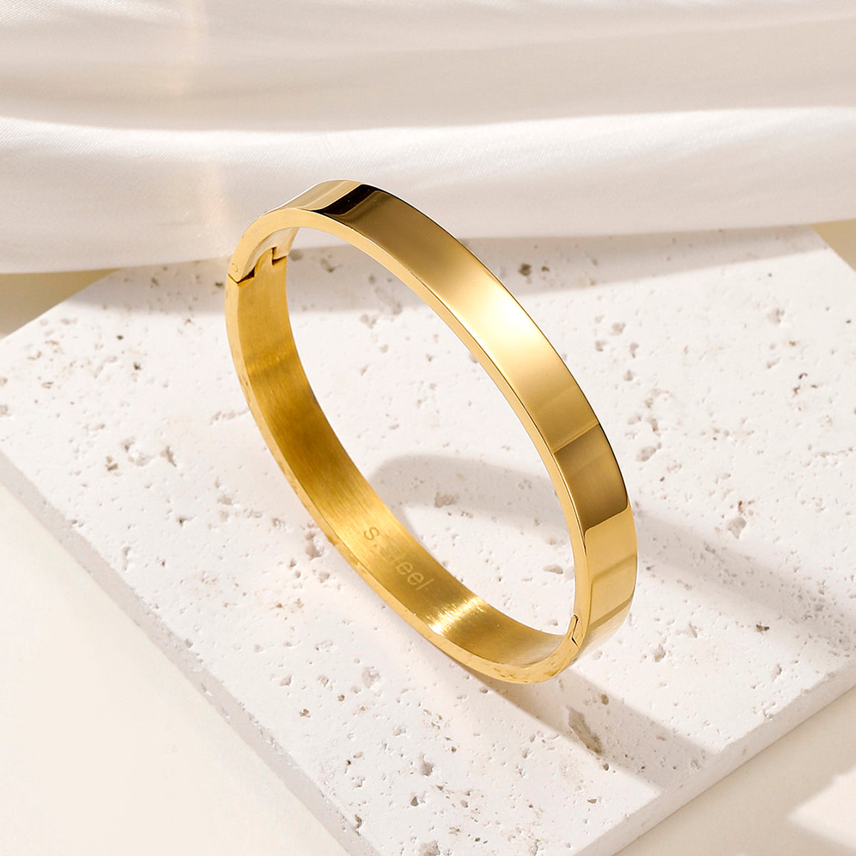 F16 - Pulso liso grueso. Color dorado. Acero inoxidable.