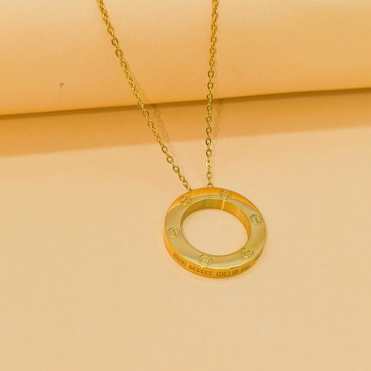 F17 - Collar con dije tipo Cartier. Color dorado. Acero inoxidable.