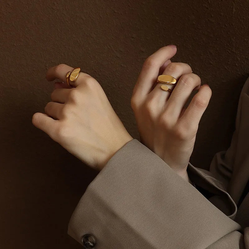 F21 - Anillo doble óvalo, ajustable. Color dorado. Acero inoxidable.