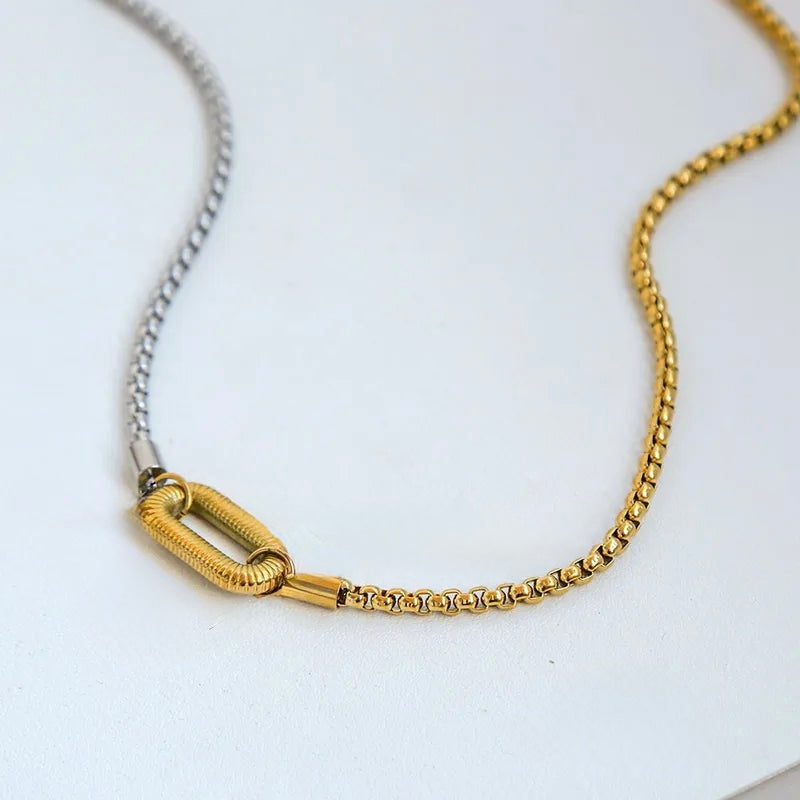 N08 - Collar cadena con dije de óvalo. Color dorado con plateado. Acero inoxidable.