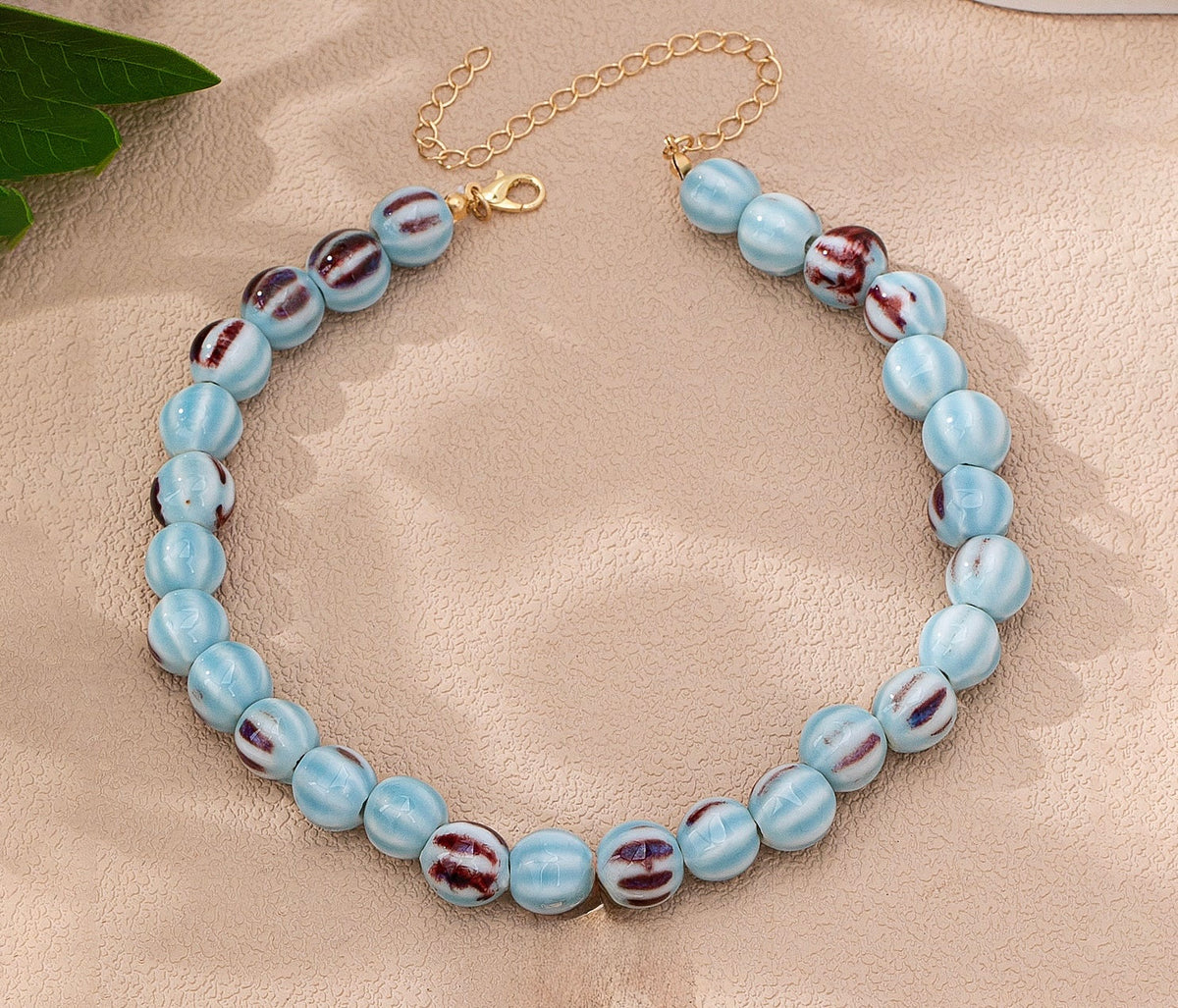 B01 - Collar bolas azul cielo con detalles guindas. Cerámica.