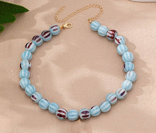 B01 - Collar bolas azul cielo con detalles guindas. Cerámica.
