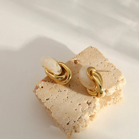A08 - Aretes dobles. Color beige con dorado. Acero inoxidable.