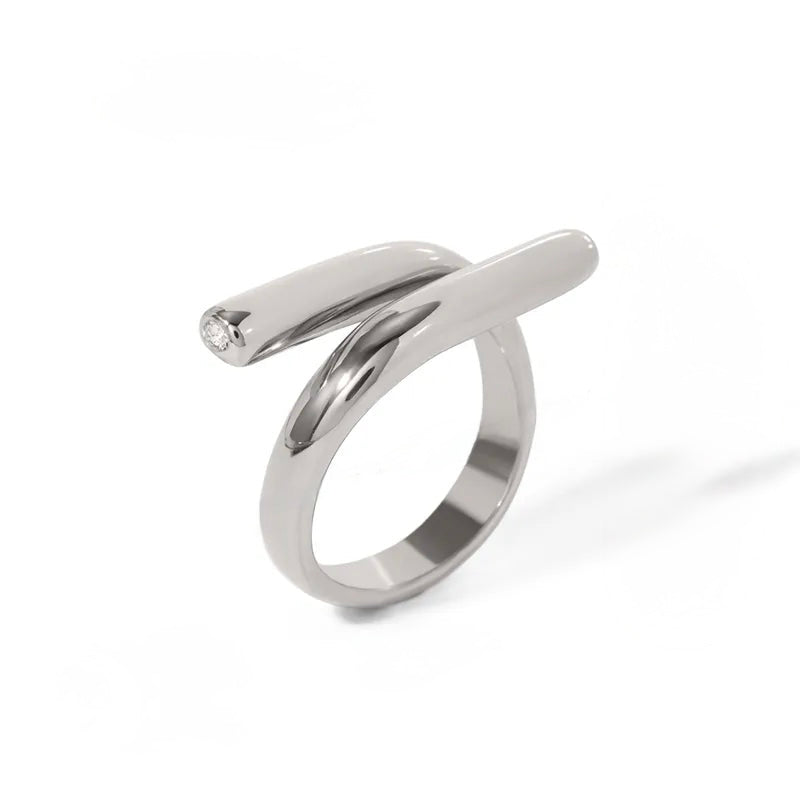 J04 - Anillo ajustable con circonias en las puntas. Color plateado. Acero inoxidable.
