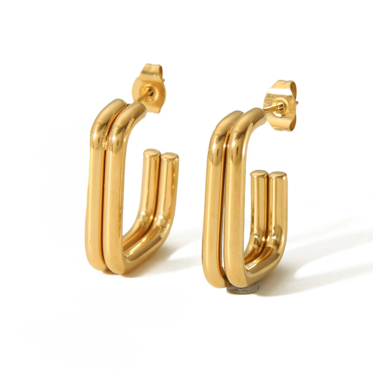 P11 - Arracadas cuadradas dobles, medianas. Color dorado. Acero inoxidable.