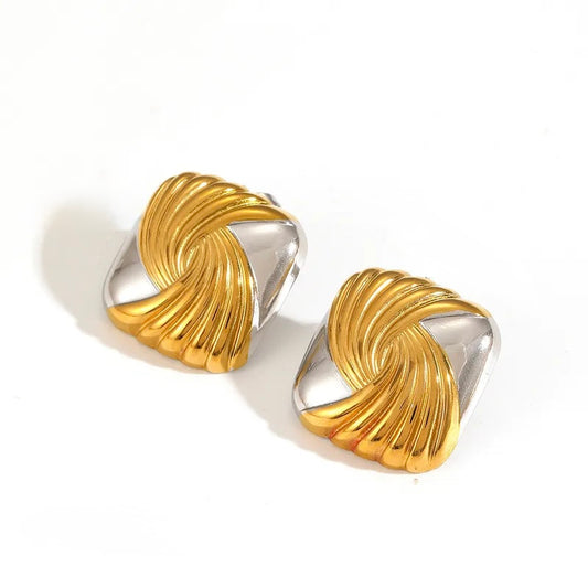 E08 - Aretes cuadrados medianos. Color dorado con plateado. Acero inoxidable.