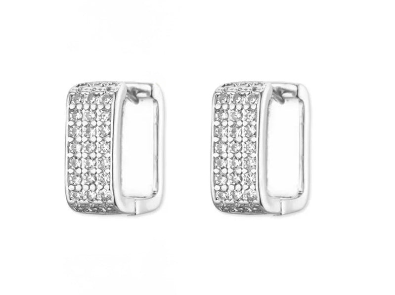 P09 - Arracadas cuadradas chicas con circonias. Color plateado. Acero inoxidable.