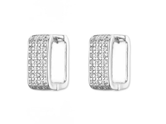 P09 - Arracadas cuadradas chicas con circonias. Color plateado. Acero inoxidable.