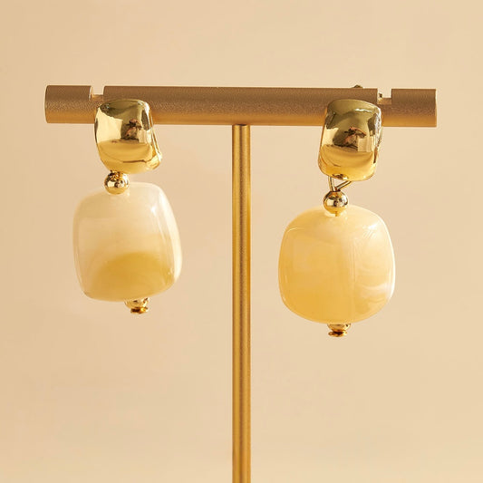 B08 - Aretes con cuadros. Color dorado con beige. Acero inoxidable.