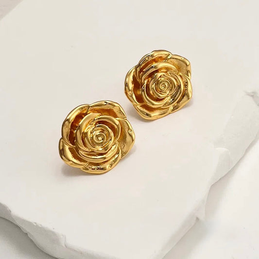 J01 - Arete grande forma de rosa. Color dorado. Acero inoxidable.