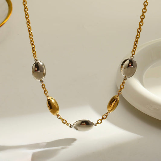 B01 - Collar con cuadros. Color dorado y plateado. Acero inoxidable.