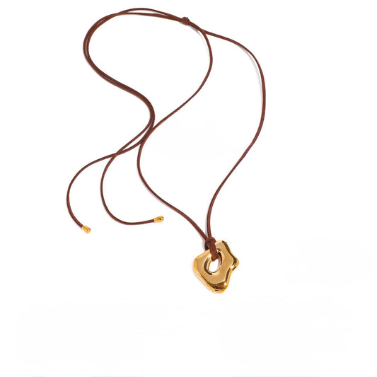 D24 - Collar largo, ajustable con dije. Correa café con dije dorado. Acero inoxidable.