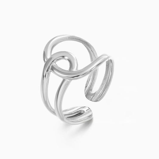M12 - Anillo con diseño enlazado, ajustable. Color plateado. Acero inoxidable.