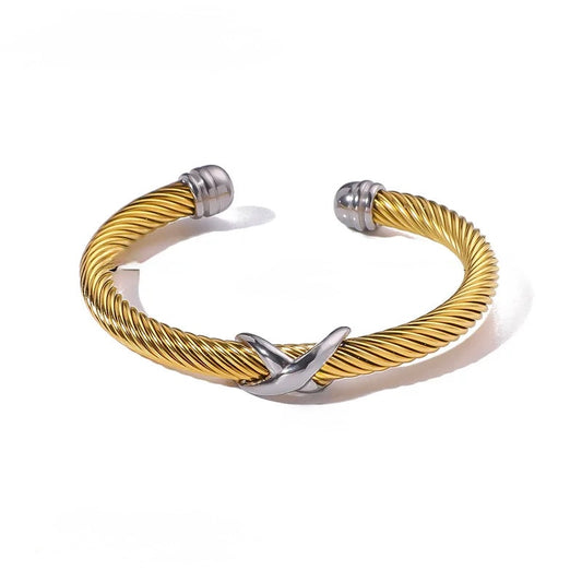 C09 - Pulso con cruz al centro. Color dorado con plateado. Acero inoxidable.