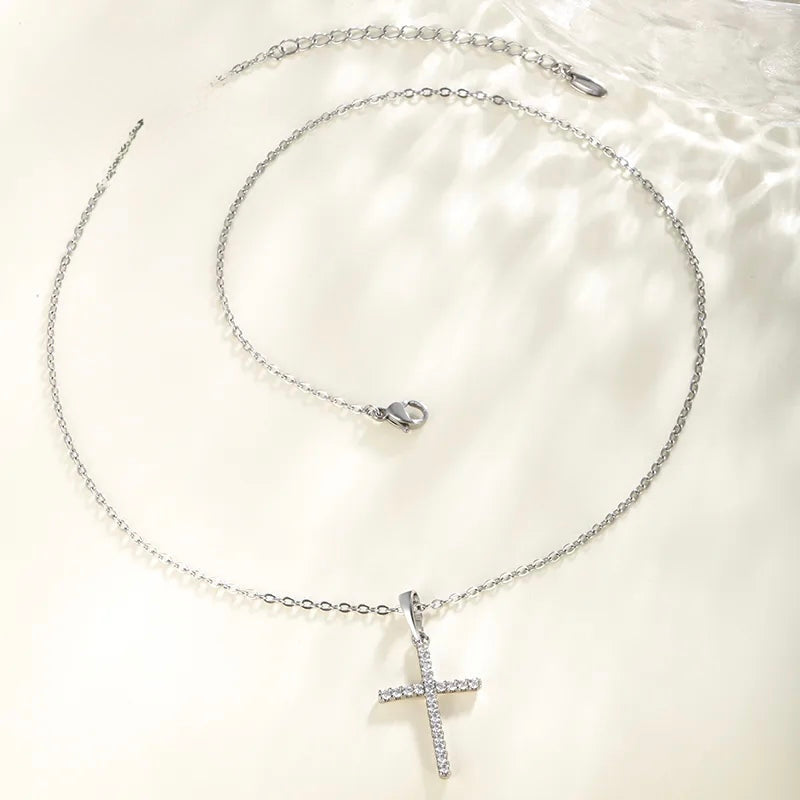 L14 - Collar con dije delgado de cruz con circonias. Color plateado. Acero inoxidable.