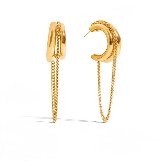 A17 - Arracadas dobles con cadena delgada en medio. Color dorado. Acero inoxidable.