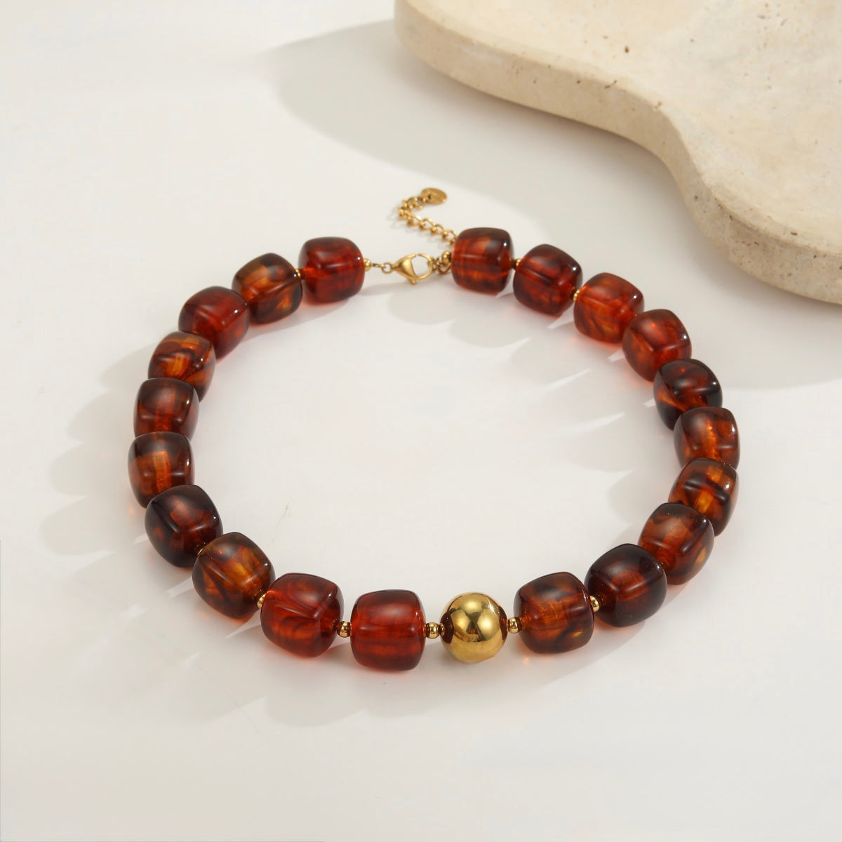 A14 - Collar grueso. Color carey con dorado. Acero inoxidable y resina.
