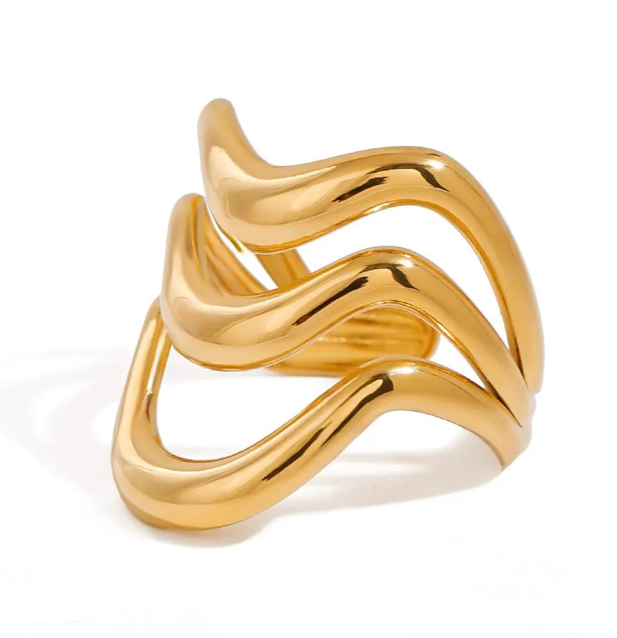 P04 - Anillo varias líneas, ajustable. Color dorado. Acero inoxidable.