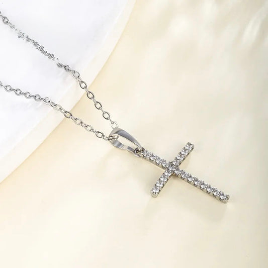 L14 - Collar con dije delgado de cruz con circonias. Color plateado. Acero inoxidable.