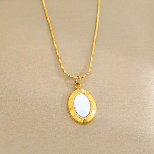 B15 - Collar con dije ovalado. Color dorado. Acero inoxidable.