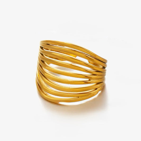 A02 - Anillo grueso de varias líneas, ajustable. Color dorado. Acero inoxidable.