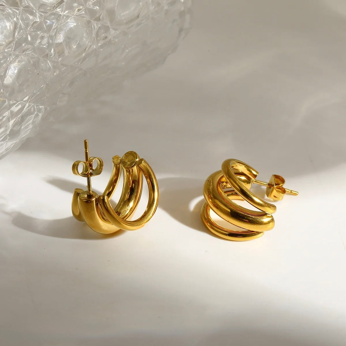 A24 - Arracada triple. Color dorado. Acero inoxidable.