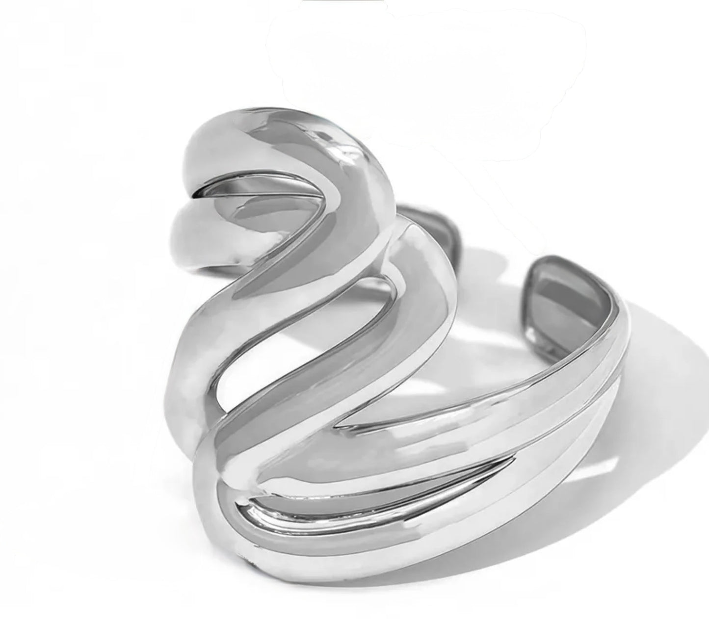 B10 - Anillo de líneas, ajustable. Color plateado. Acero inoxidable.