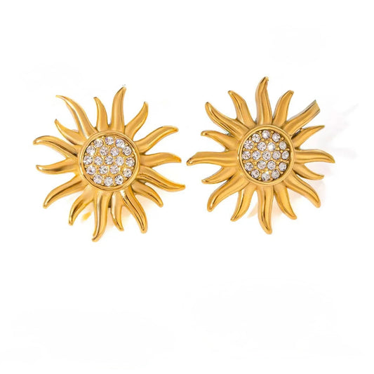 L10 - Aretes sol con circonias. Color dorado. Acero inoxidable.