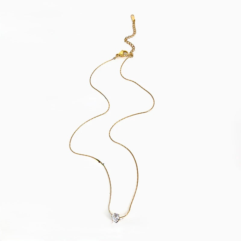 H12 - Collar sencillo con dije de circonia. Color dorado. Acero inoxidable.