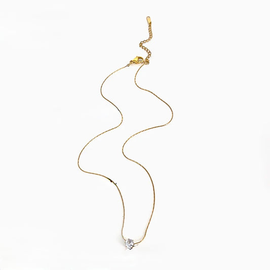 H12 - Collar sencillo con dije de circonia. Color dorado. Acero inoxidable.