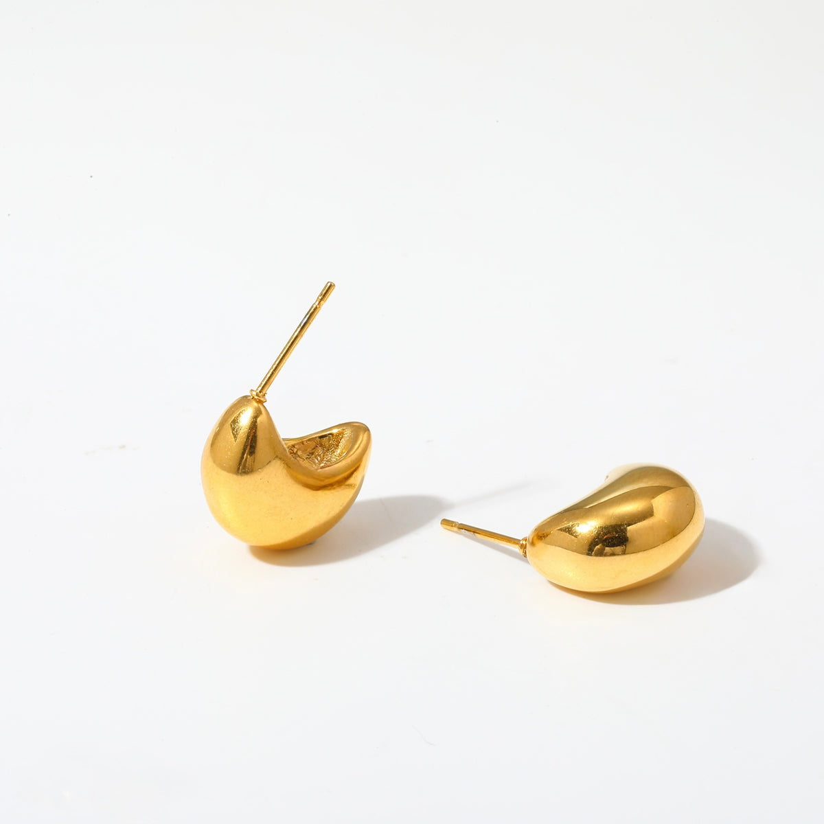 A12 - Aretes medias lunas chicos. Color dorado. Acero inoxidable.
