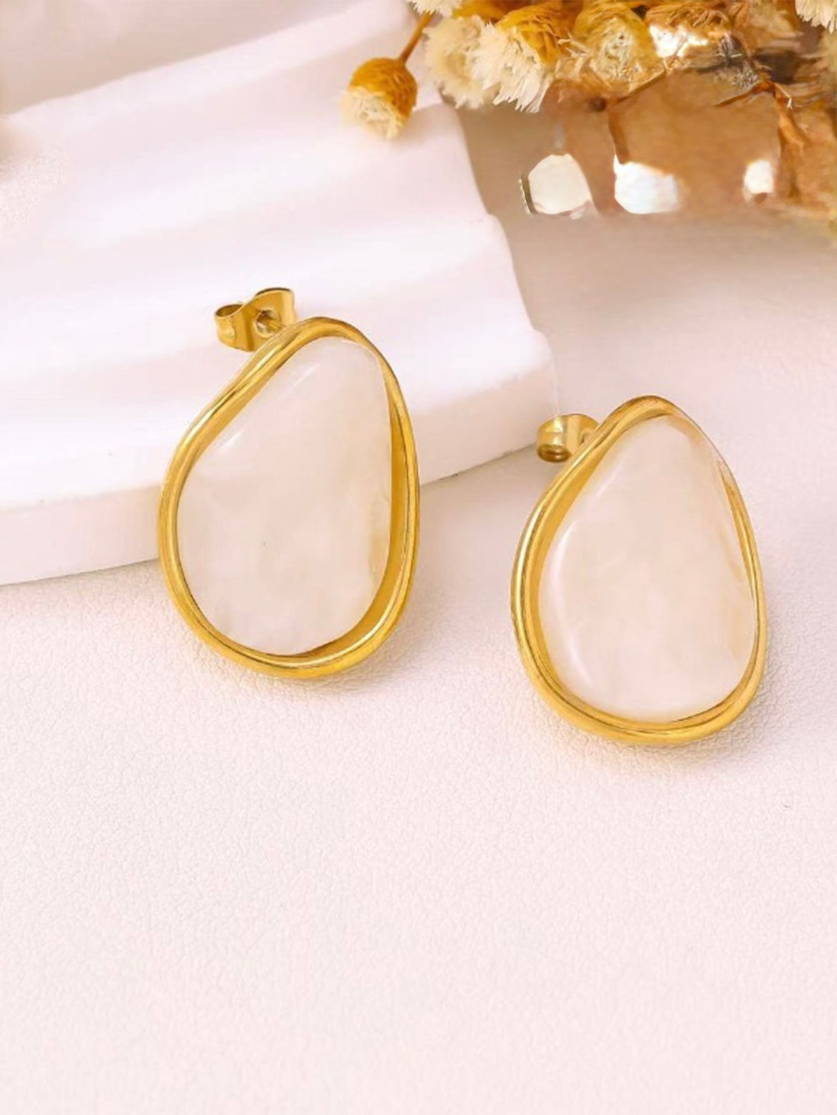 D23 - Aretes medianos. Color beige con dorado. Acero inoxidable.